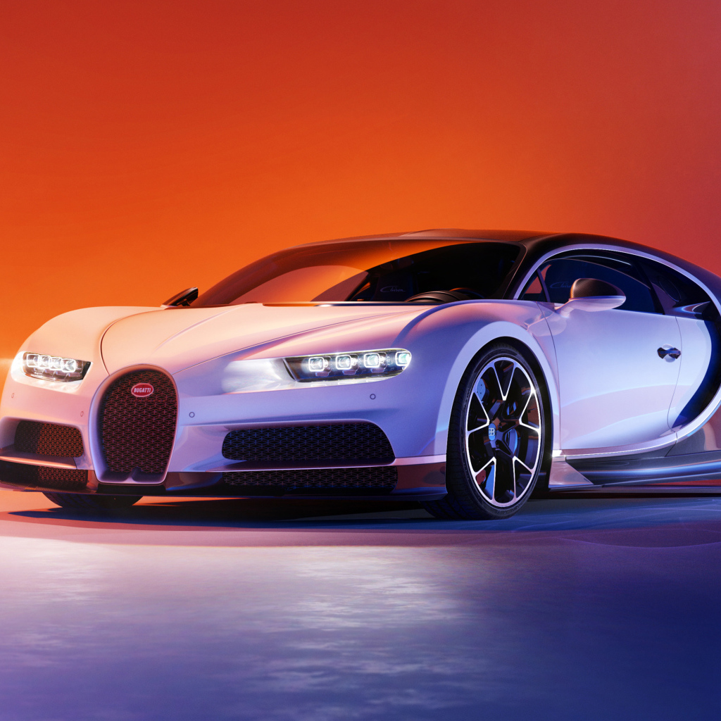 Серебристый дорогой автомобиль Bugatti Chiron