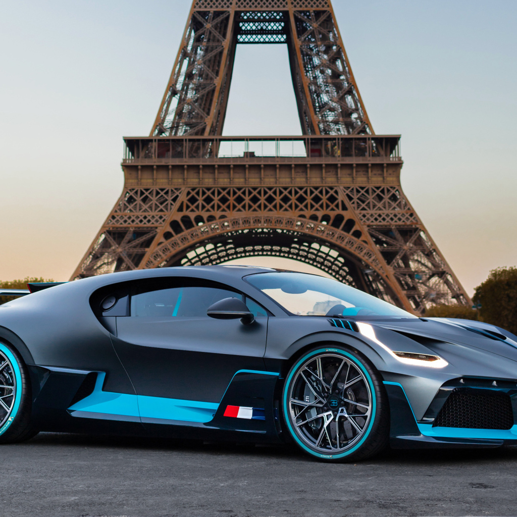 Спортивный автомобиль Bugatti Divo  на фоне Эйфелевой башни