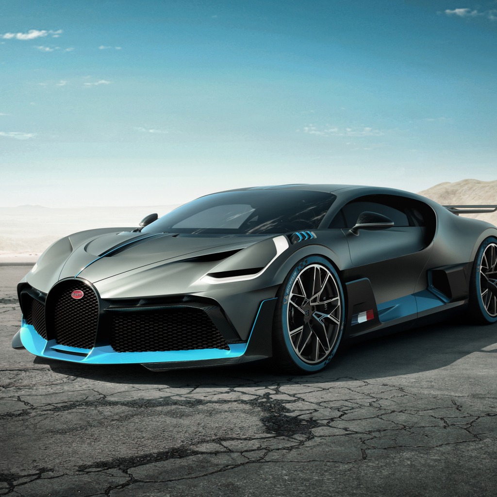 Суперкар Bugatti Divo, 2019 года на фоне голубого неба