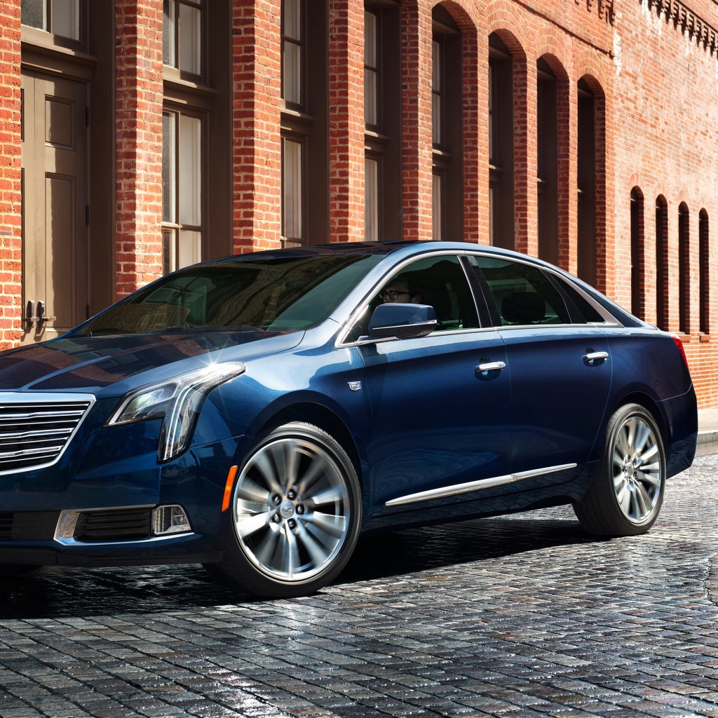 Синий стильный автомобиль Cadillac XTS, 2017