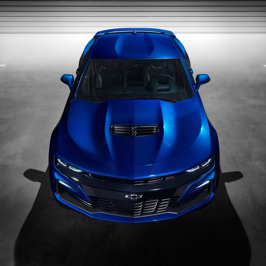 Синий автомобиль Chevrolet Camaro SS, 2018 года