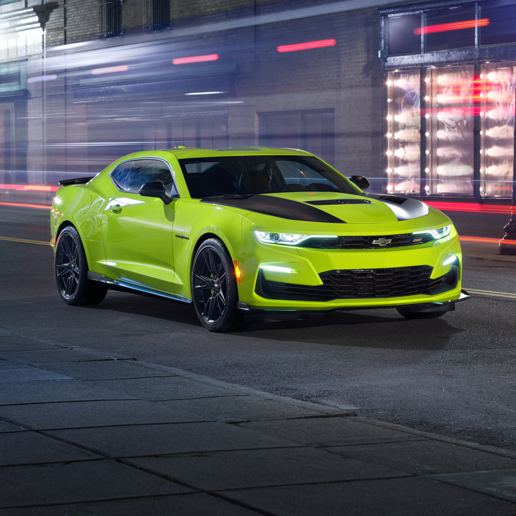 Салатовый автомобиль Chevrolet Camaro SS Shock