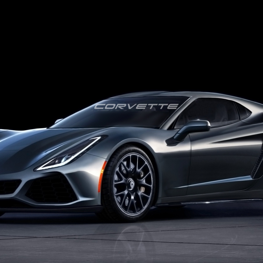 Серебристый быстрый автомобиль шевроле корвет 2019
