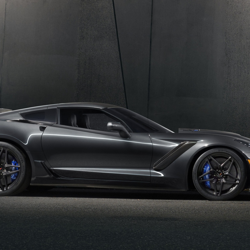 Серебристый автомобиль Corvette ZR1, 2019 вид сбоку
