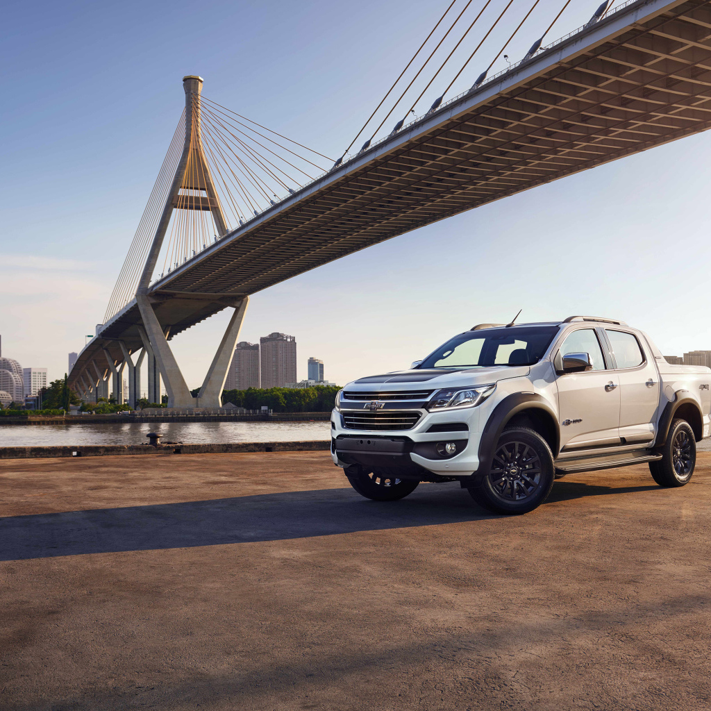 Автомобиль пикап Chevrolet Colorado, 2018 года под мостом