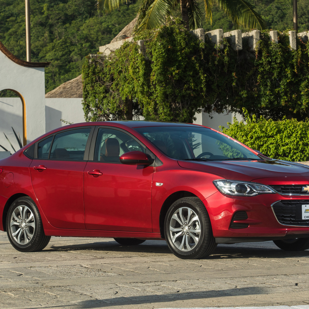 Красный автомобиль Chevrolet Cavalier Premier