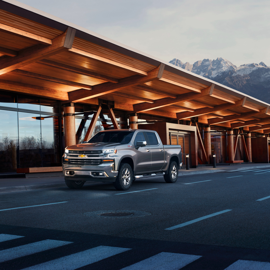 Серебристый пикап Chevrolet Silverado LTZ, 2018