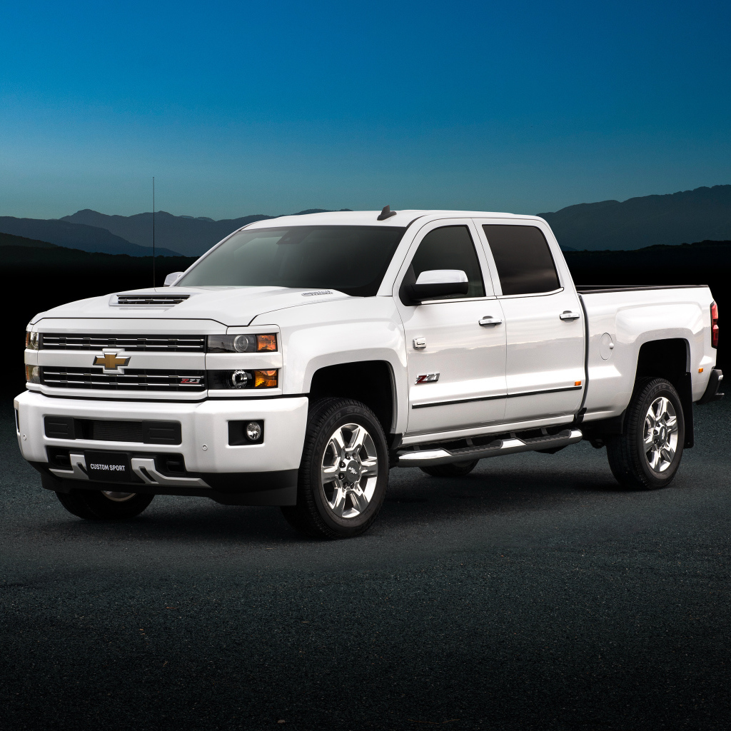 Белый пикап Chevrolet Silverado 2500, 2018 года