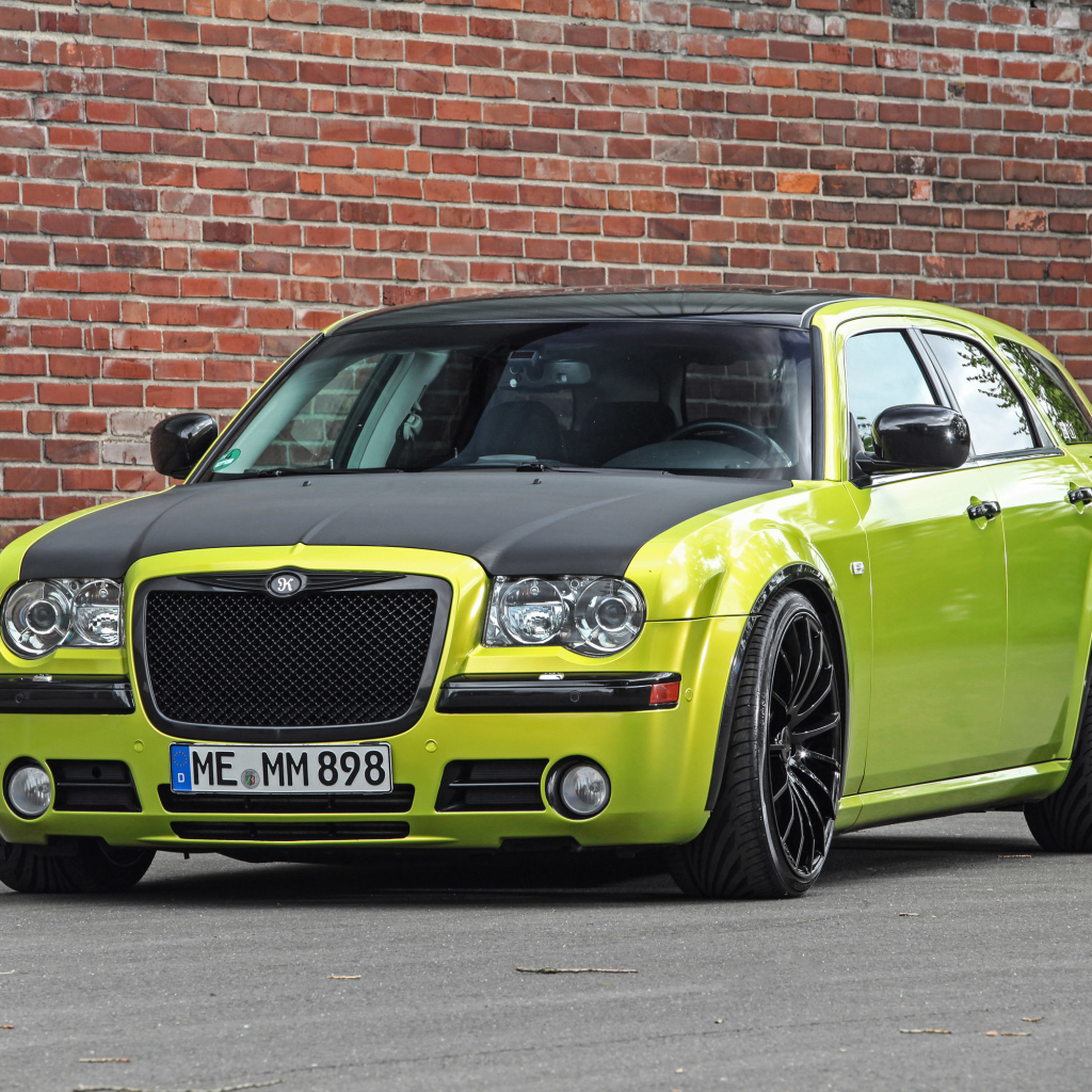 Стильный дорогой автомобиль Chrysler 300C SRT