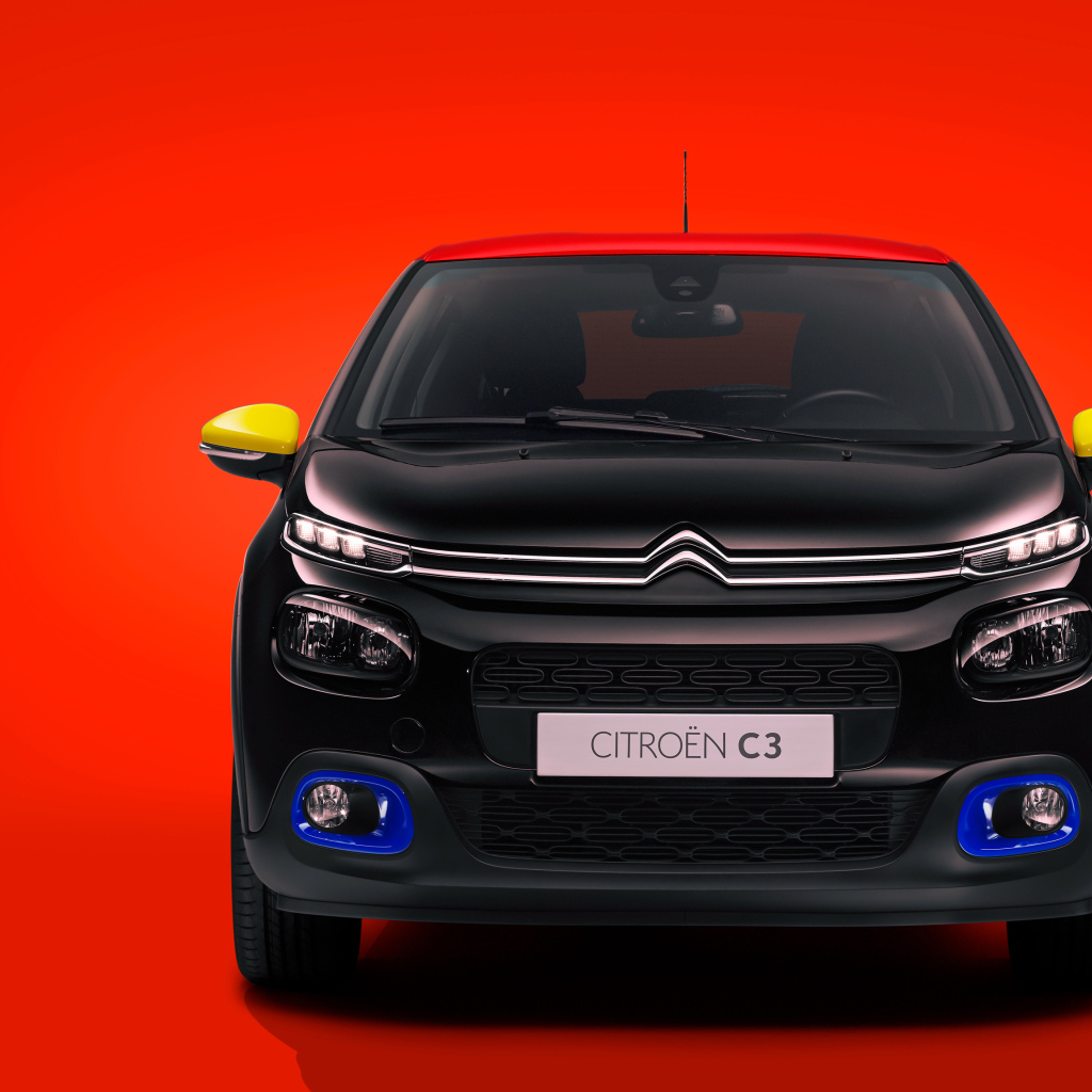 Черный автомобиль Citroen C3 JCC на красном фоне