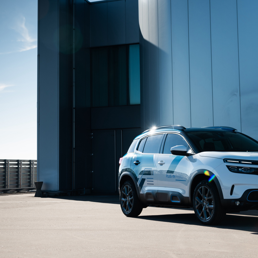 Белый внедорожник Citroen C5 2018 года