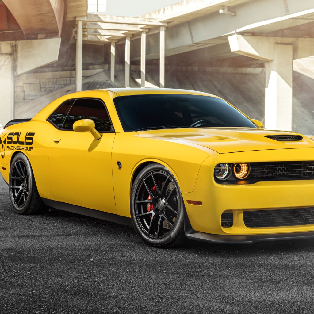 Оранжевый автомобиль Dodge SRT Hellcat