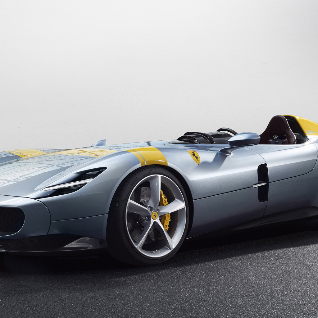 Красивый серебристый спортивный автомобиль Ferrari Monza SP1 2019 года