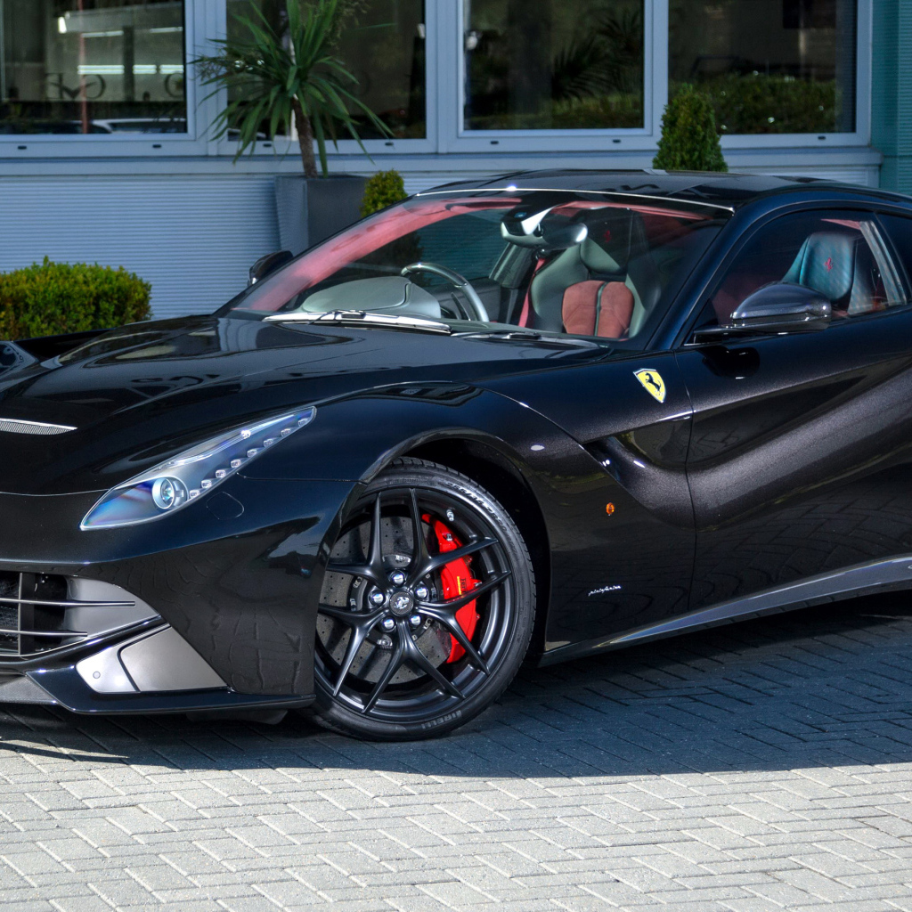 Черный спортивный автомобиль Ferrari F12 berlinetta