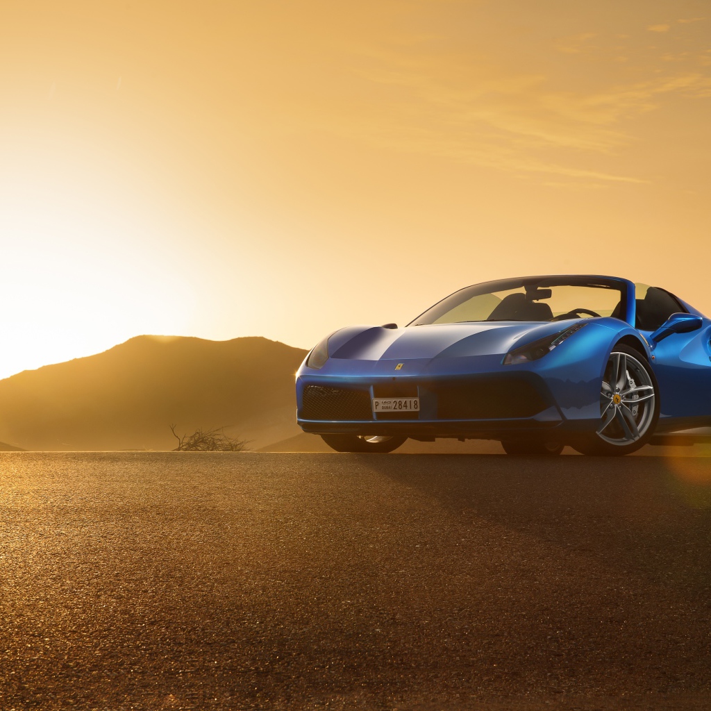 Синий автомобиль кабриолет Ferrari 488 Spider на рассвете