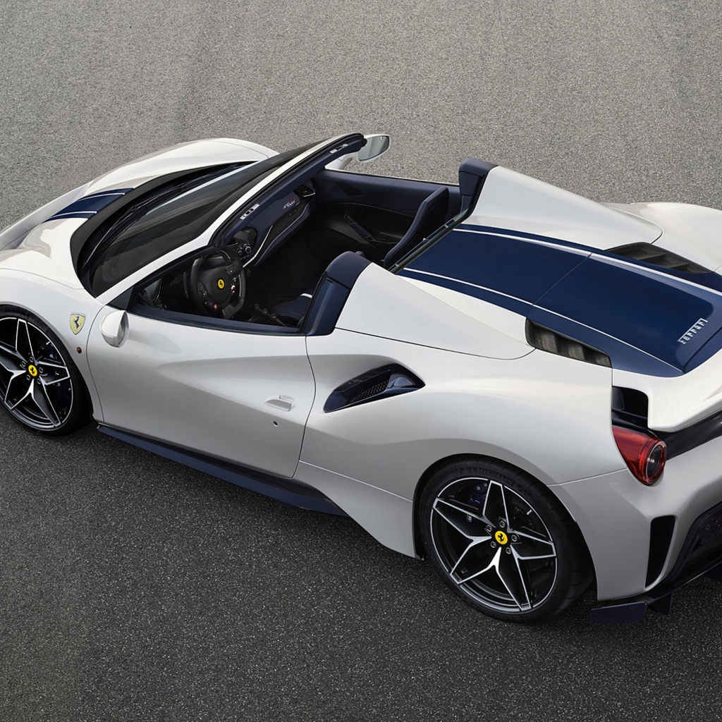 Быстрый автомобиль Ferrari 488 Pista Spider, 2019 вид сзади