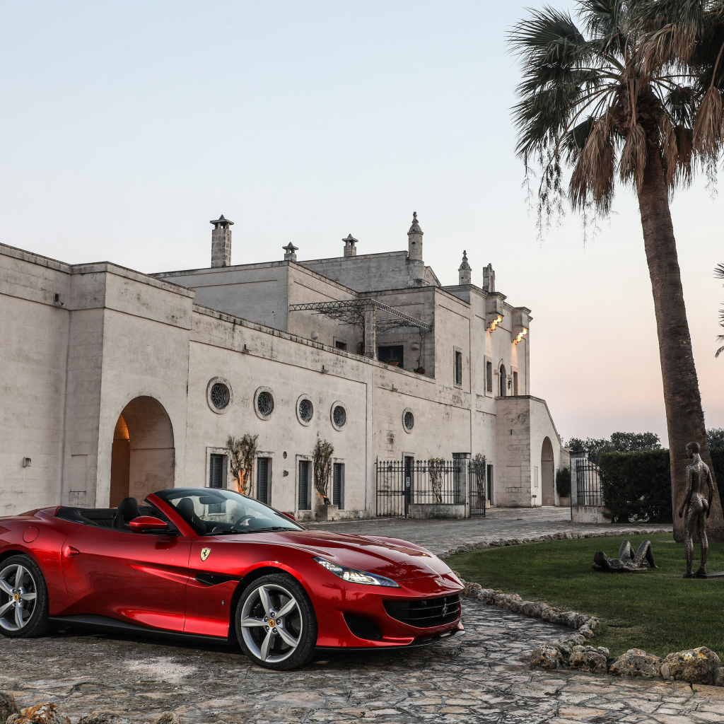 Красный автомобиль кабриолет Ferrari Portofino 2018