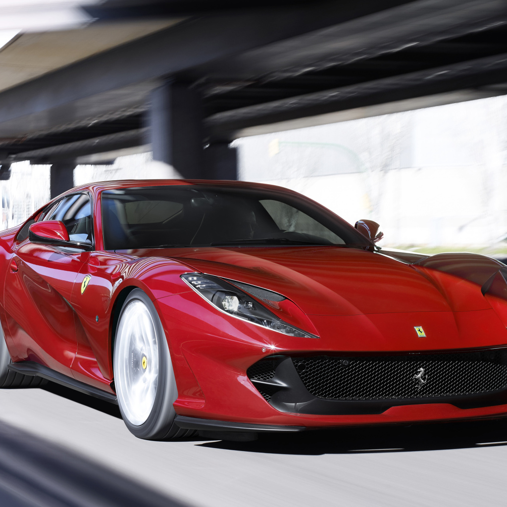 Красный быстрый автомобиль Ferrari 812 Superfast 2018 