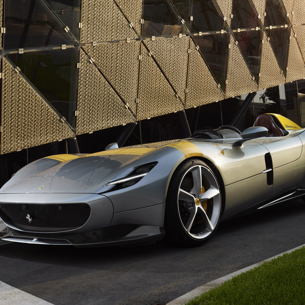 Серебристый автомобиль Ferrari Monza SP1
