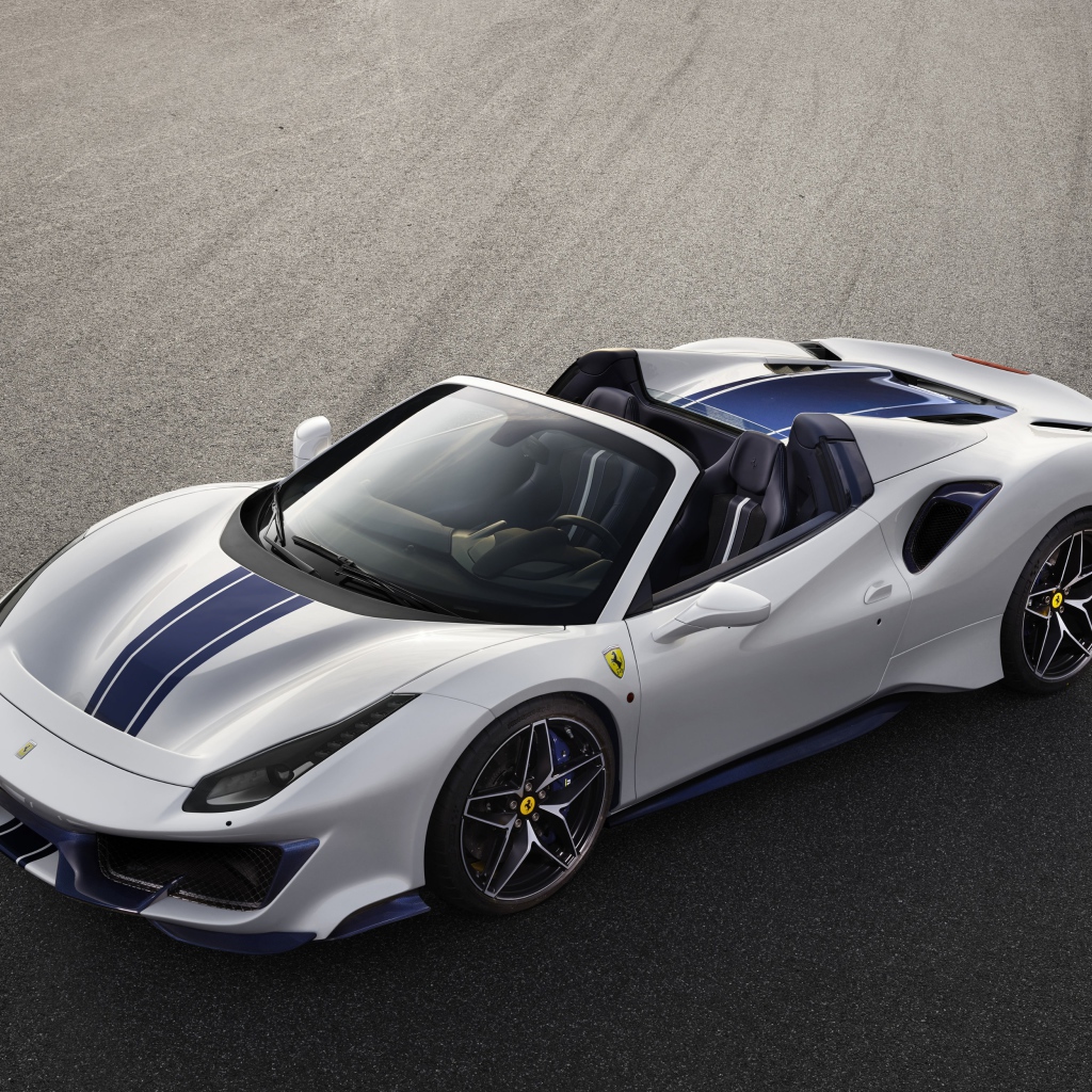 Спортивный автомобиль Ferrari 488 Pista Spider, 2018 вид сверху