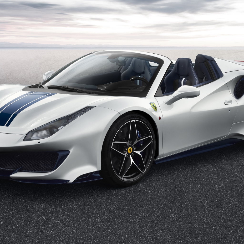 Белый автомобиль кабриолет Ferrari 488 Pista Spider