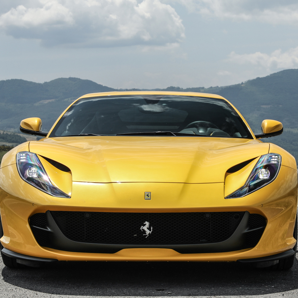 Желтый дорогой автомобиль Ferrari 812 Superfast 2018