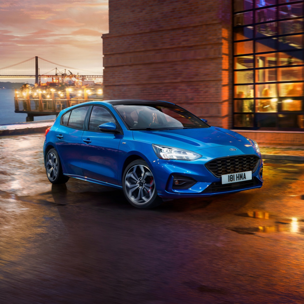 Синий компактный автомобиль Ford Focus