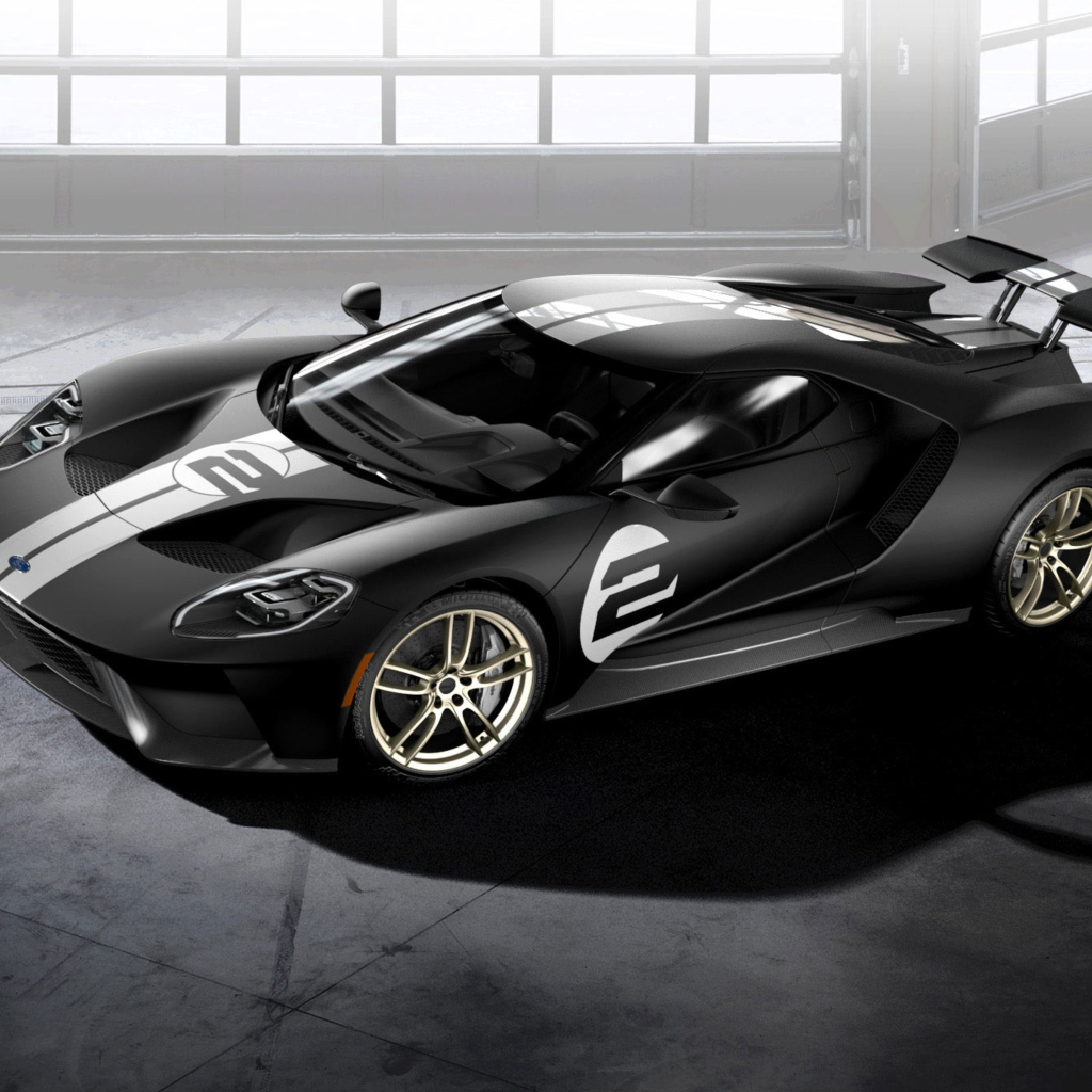 Серебристый спортивный автомобиль Ford GT 66 Heritage