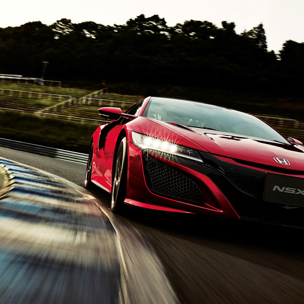 Красный автомобиль Honda NSX на трассе