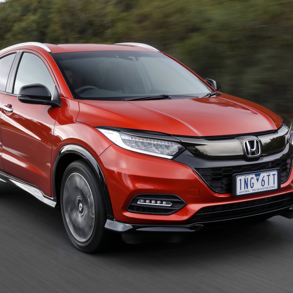 Красный автомобиль Honda HR-V RS 2019 года на трассе