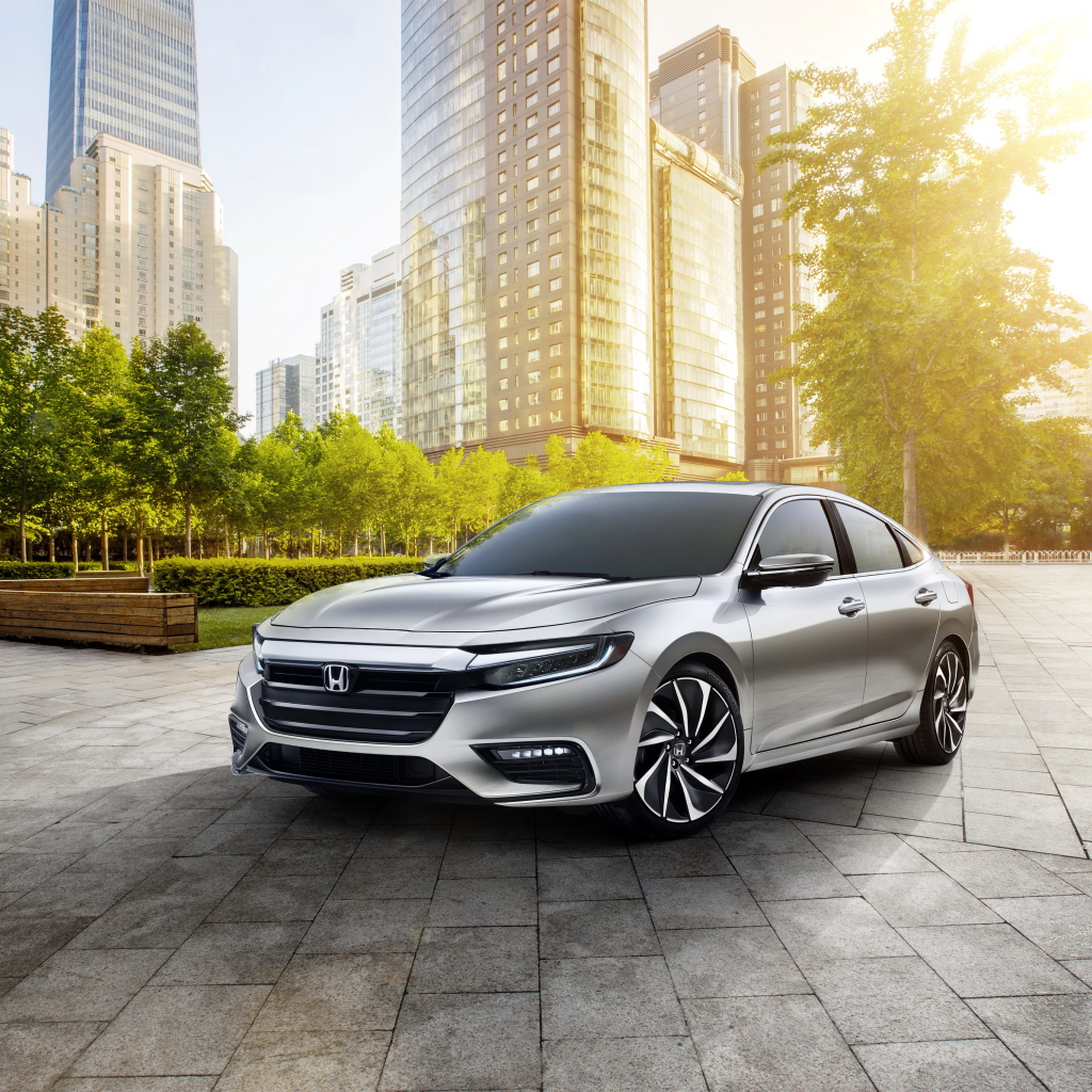 Серебристый автомобиль Honda Insight Prototype, 2019 на фоне небоскребов