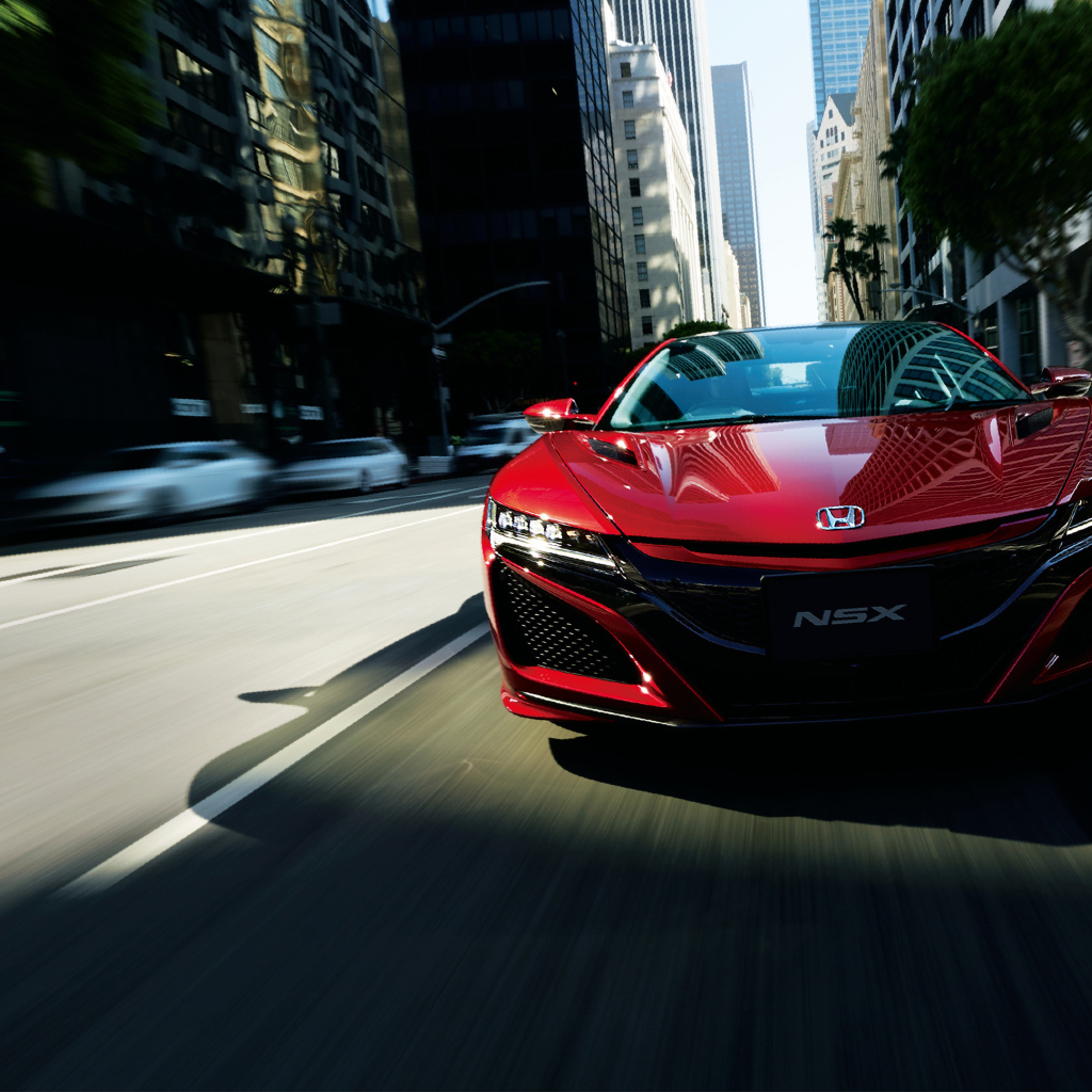 Стильный бордовый автомобиль Honda NSX 2018 года на трассе