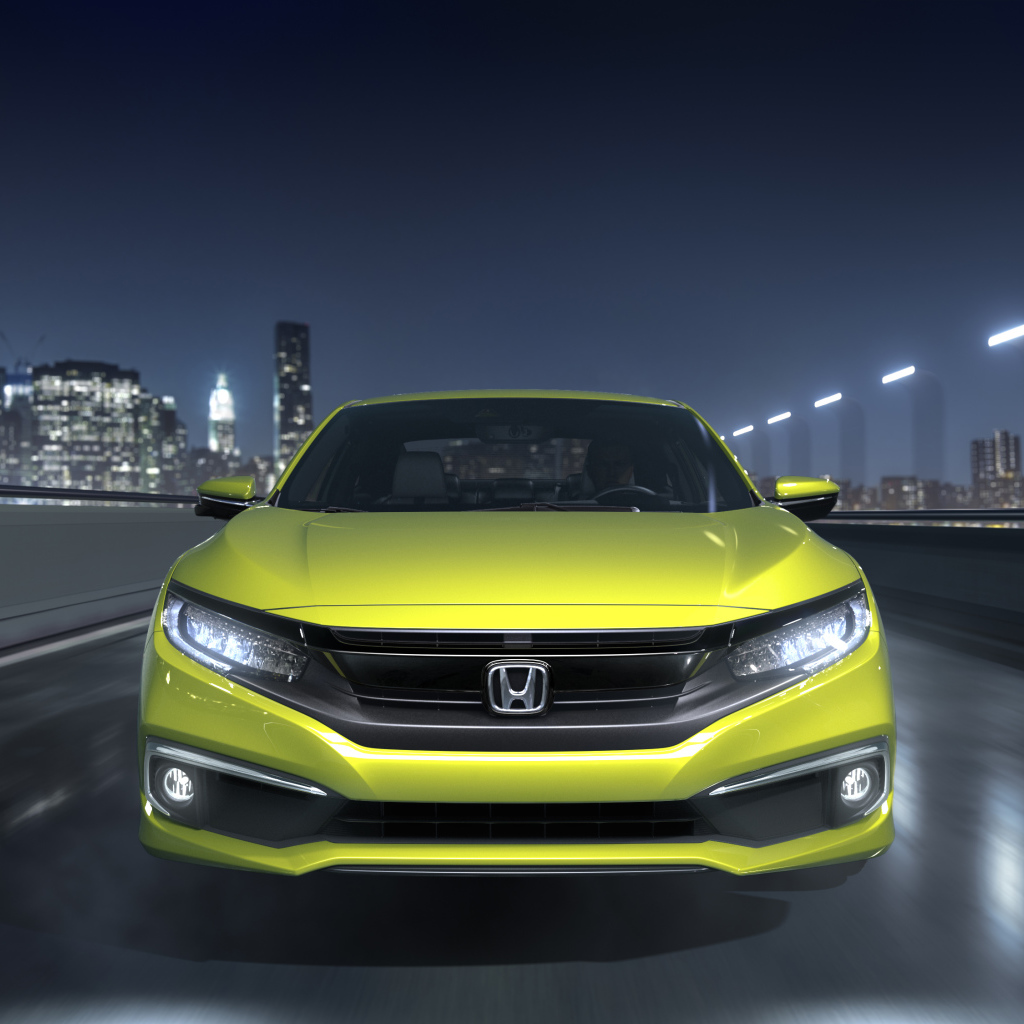 Желтый автомобиль  Honda Civic, 2019 на фоне города