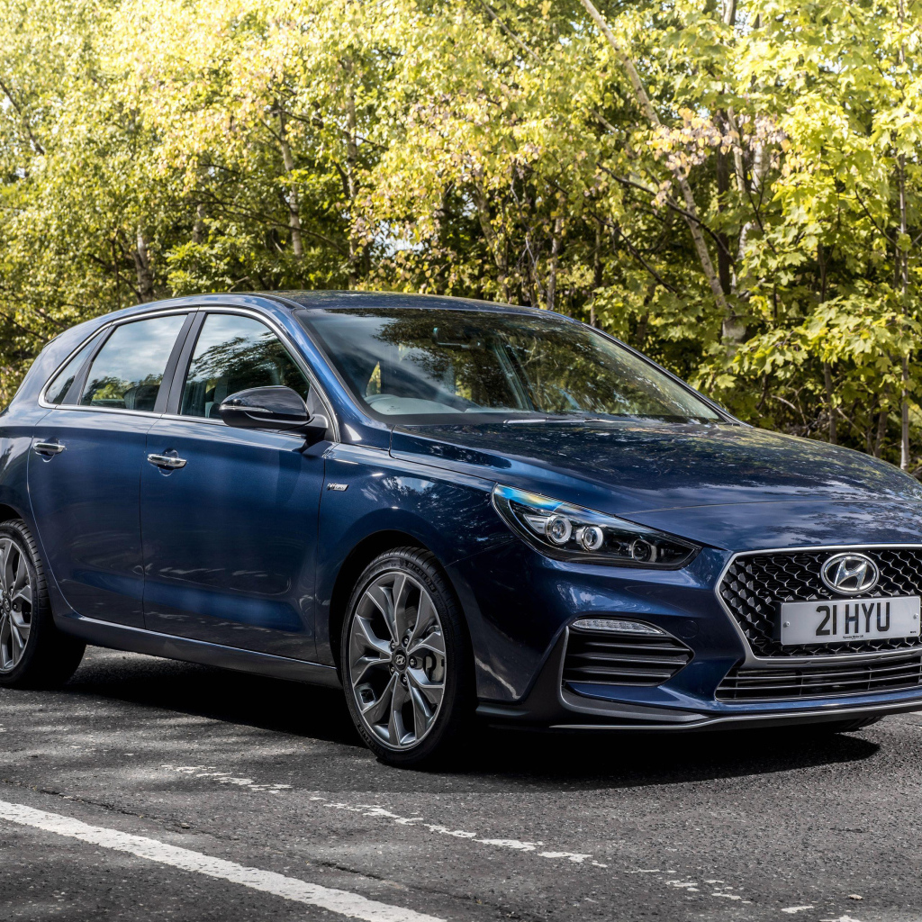 Синий автомобиль Hyundai i30 N Line 2018 года