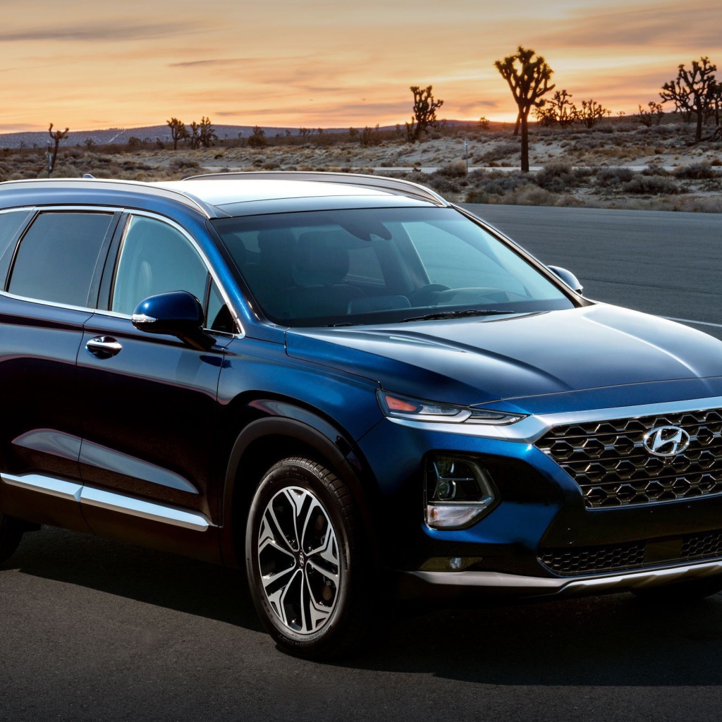 Черный внедорожник Hyundai Santa Fe 2019