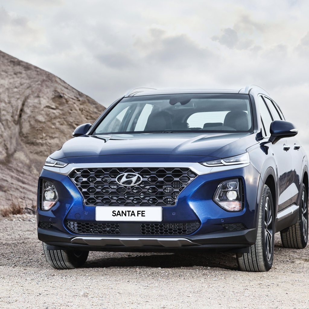 Синий внедорожник Hyundai Santa Fe, 2019 года