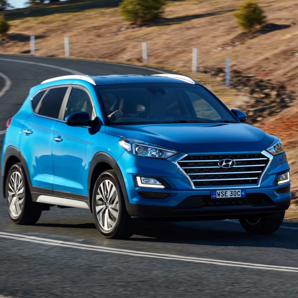 Синий внедорожник Hyundai Tucson 2019 года на трассе