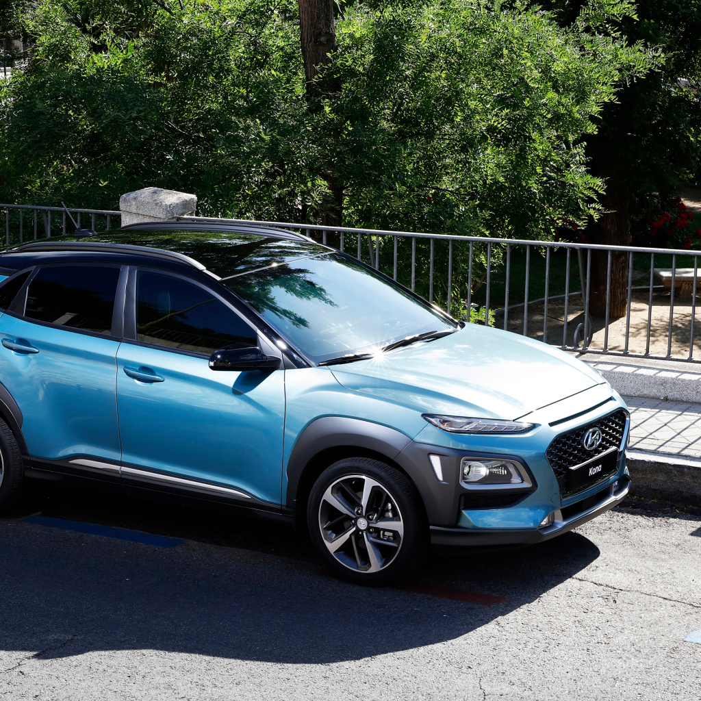 Голубой внедорожник Hyundai Kona