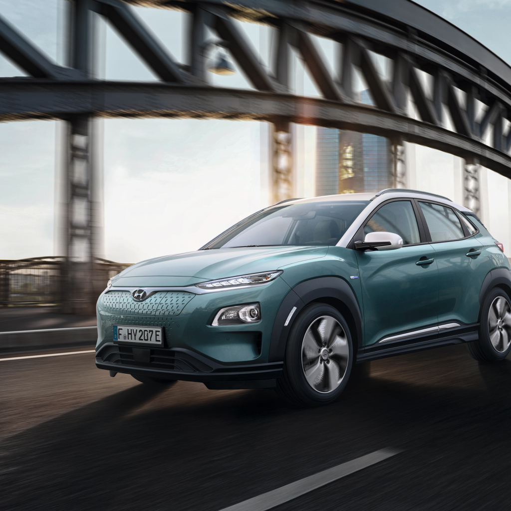 Электрический внедорожник Hyundai Kona, 2018 на трассе