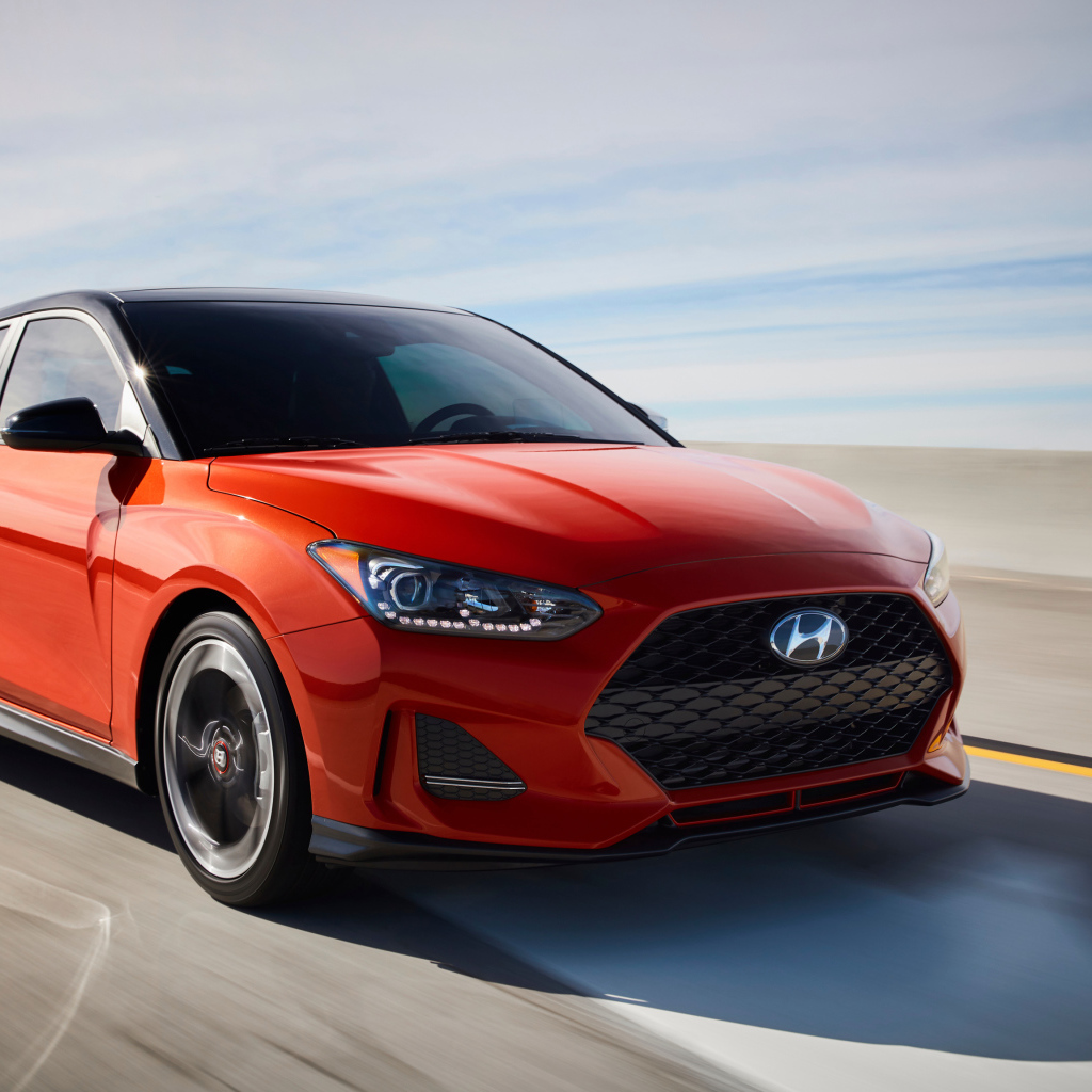 Красный автомобиль  Hyundai Veloster Turbo, 2019 года