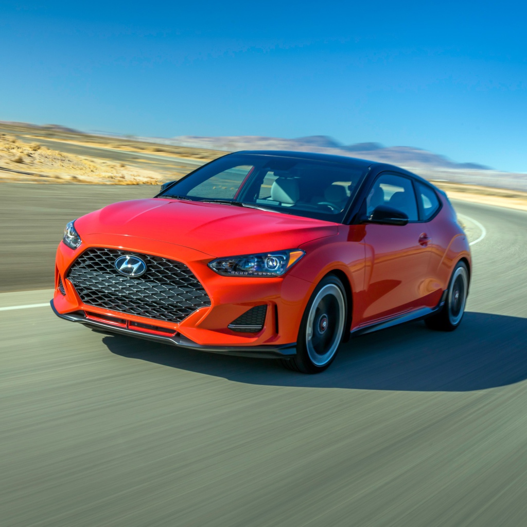 Красный автомобиль Hyundai Veloster Turbo, 2019 на трассе