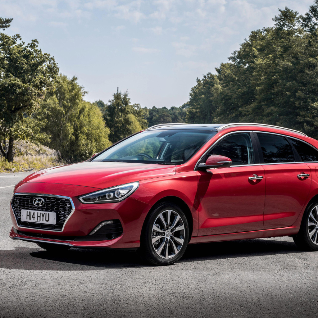 Красный автомобиль Hyundai i30 Tourer, 2018 года