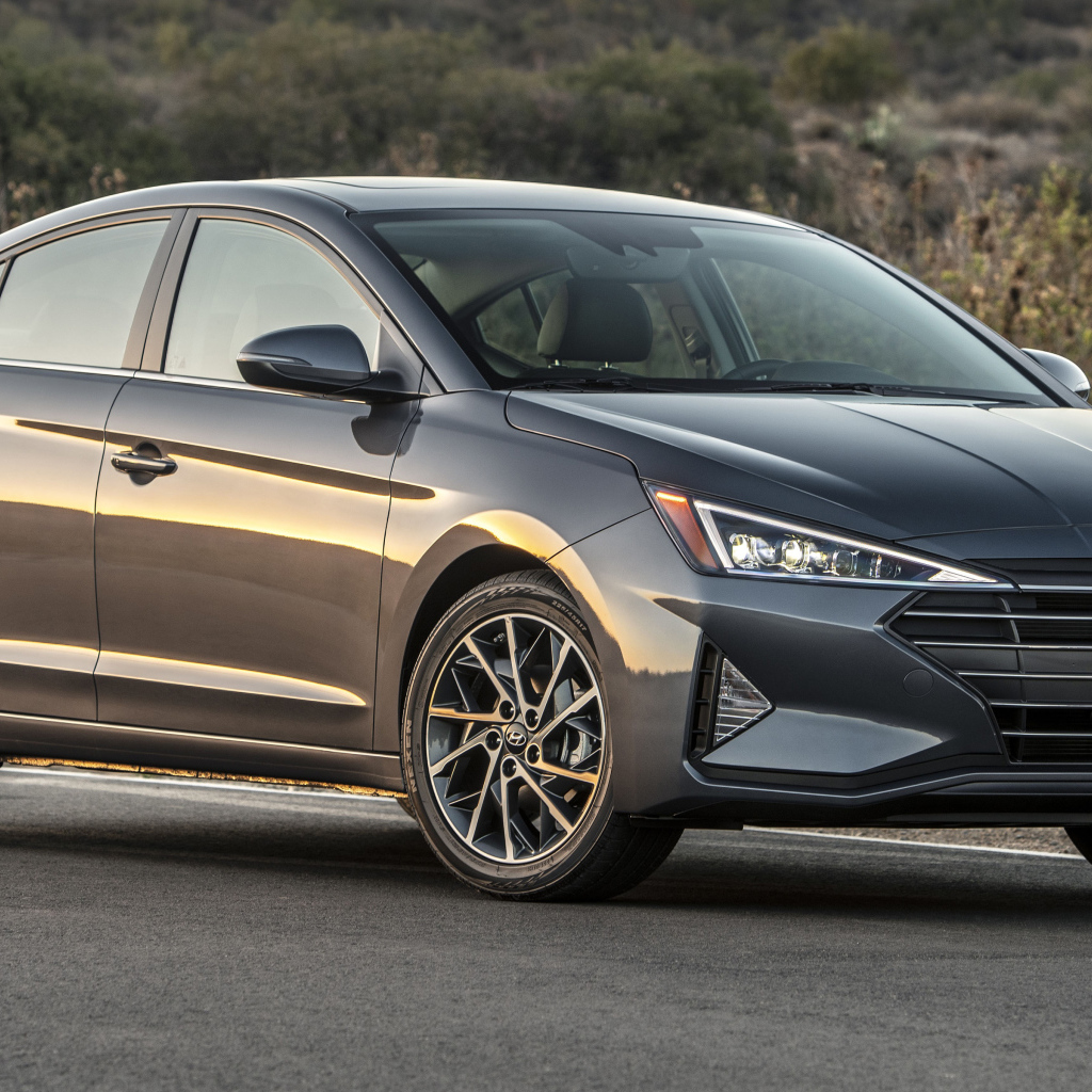 Серебристый автомобиль Hyundai Elantra, 2019