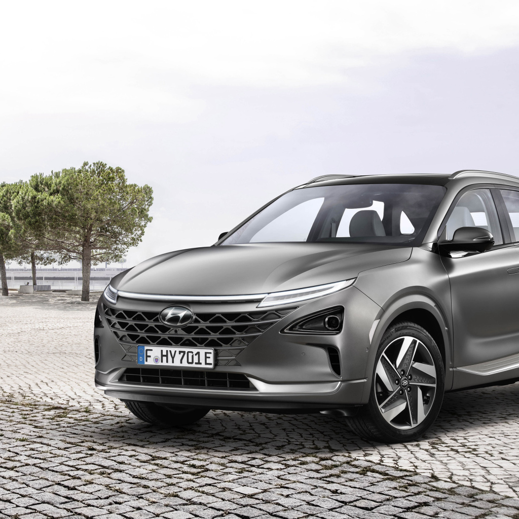 Серебристый автомобиль Hyundai Nexo, 2018 года