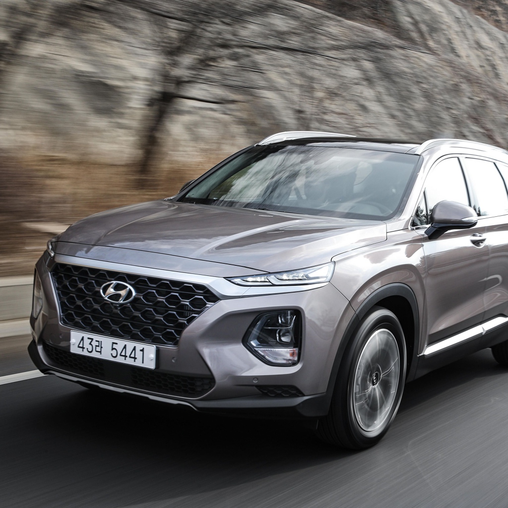 Серебристый автомобиль Hyundai Santa Fe, 2019 на трассе