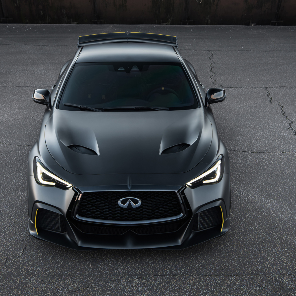 Автомобиль Infiniti Project Black S стоит на асфальте