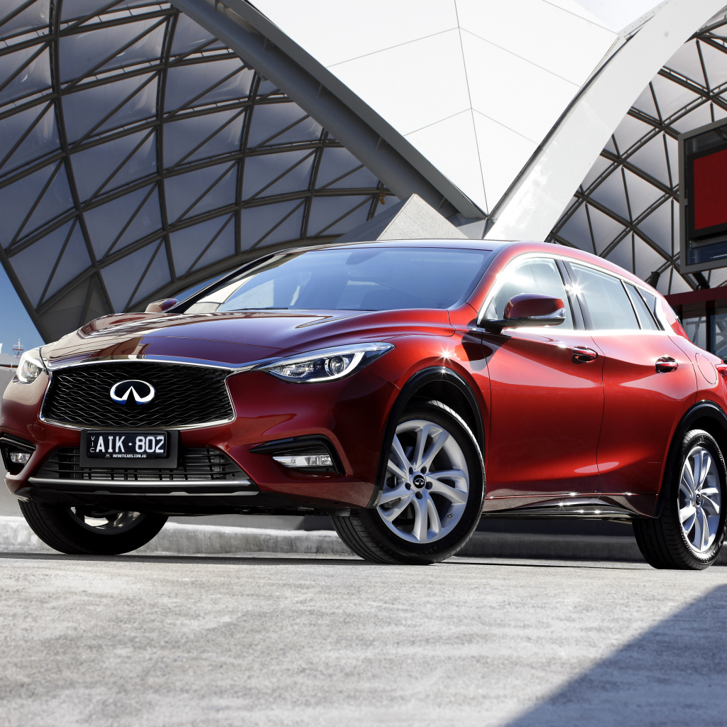 Красный блестящий автомобиль Infiniti Q30