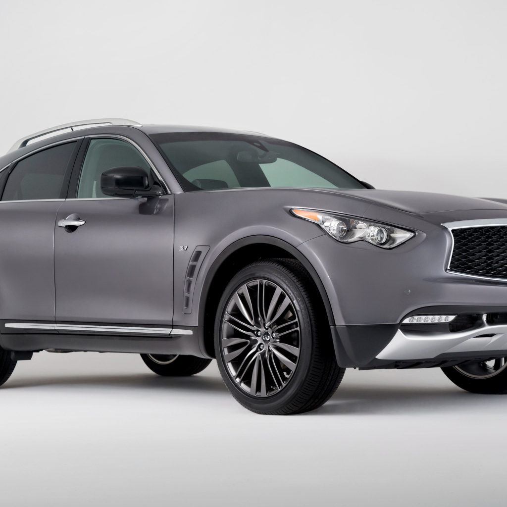 Серебристый автомобиль Infiniti QX70 на сером фоне