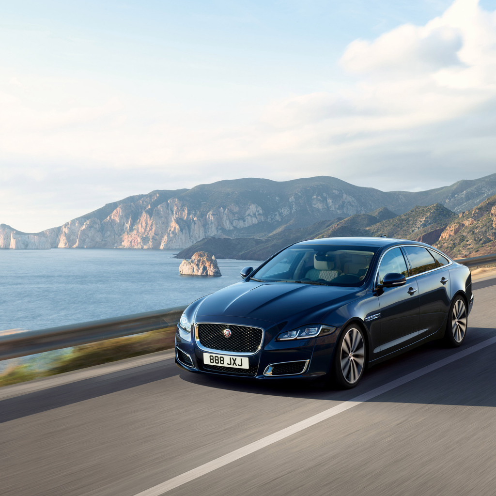 Черный автомобиль Jaguar XJ50, 2018 года на трассе