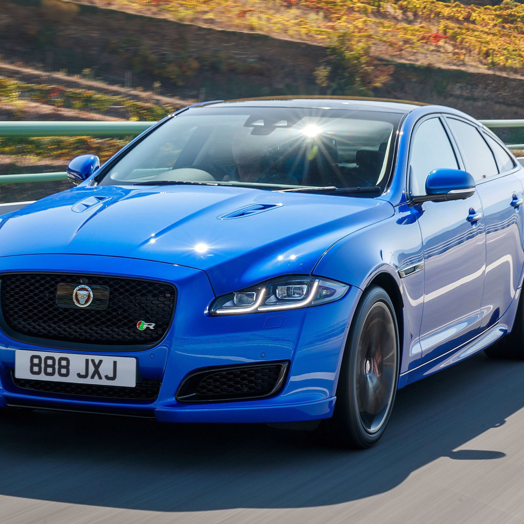 Синий автомобиль Jaguar XJR575, 2017 года